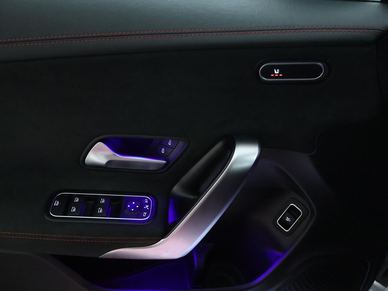 Mercedes-Benz CLA-KLASSE 180 AMG Nightpakket | Panoramadak | Dode Hoek Ass | Keyless Go | Sfeerverlichting | Alarm | Stoelverwarming | Inclusief 24 maanden Mercedes-Benz Certified garantie voor Europa.