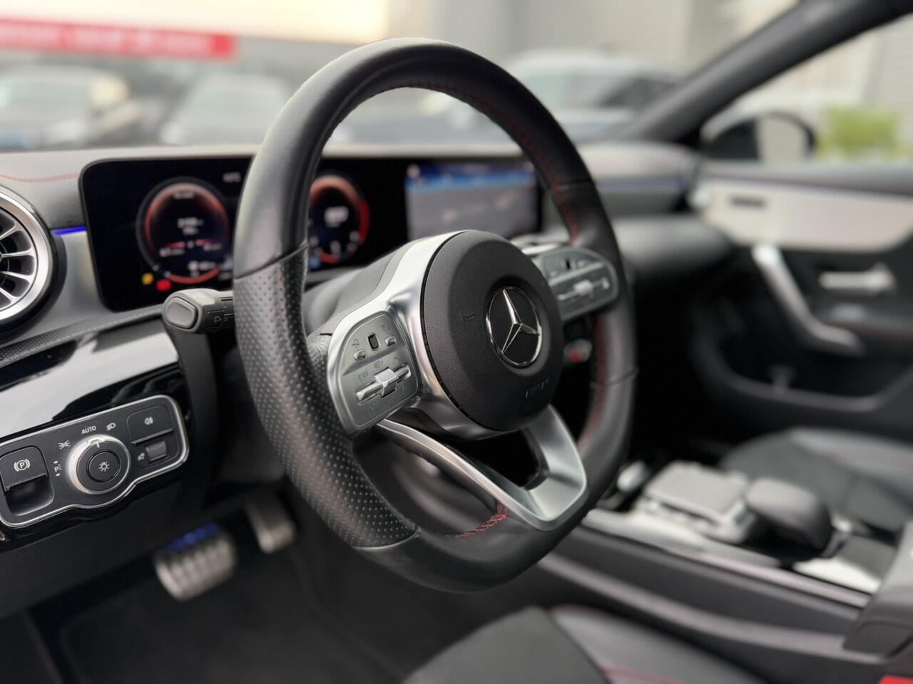 Mercedes-Benz CLA-KLASSE 180 AMG Line Panoramadak-/ Schuif-kanteldak Widescreen Keyless Entry Head-Up Display Ambienteverlichting ACC 19 Inch LED 360 Graden Camera Night Pakket BTW Vol!!