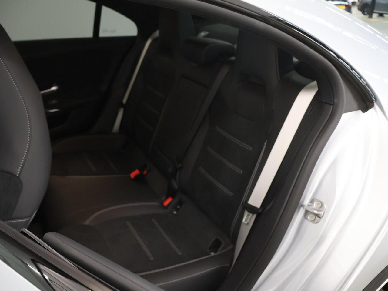 Mercedes-Benz CLA-KLASSE 180 Business Solution AMG | Panoramaschuifdak | AMG Line Plus | Head-up display | Nightpakket | 360° camera | Dodehoekassistent |