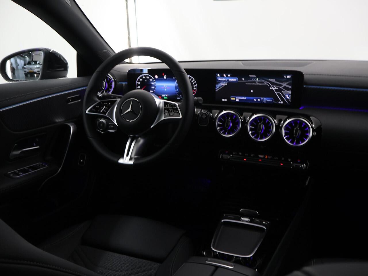 Mercedes-Benz CLA-KLASSE 180 Shooting Brake Star Edition Luxury Line | Panoramadak | Donkergetint glas | Parkeerassistent PARKTRONIC | Sfeerverlichting |