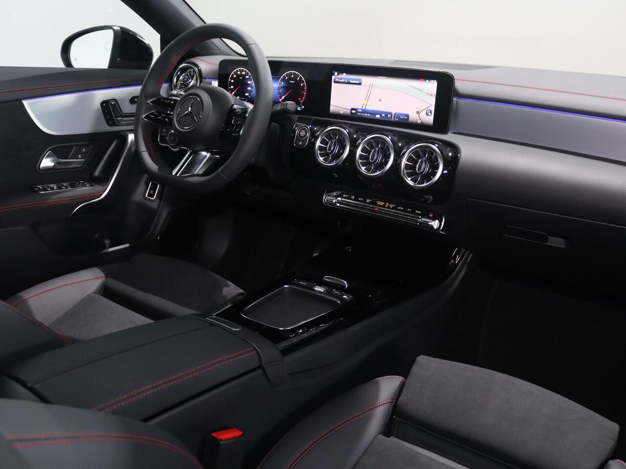 Mercedes-Benz CLA-KLASSE Shooting Brake 180 Business Solution AMG | Panoramaschuifdak | Head-up display | Trekhaak | 360° camera | Dodehoekassistent | MULTIBEAM LED koplampen |