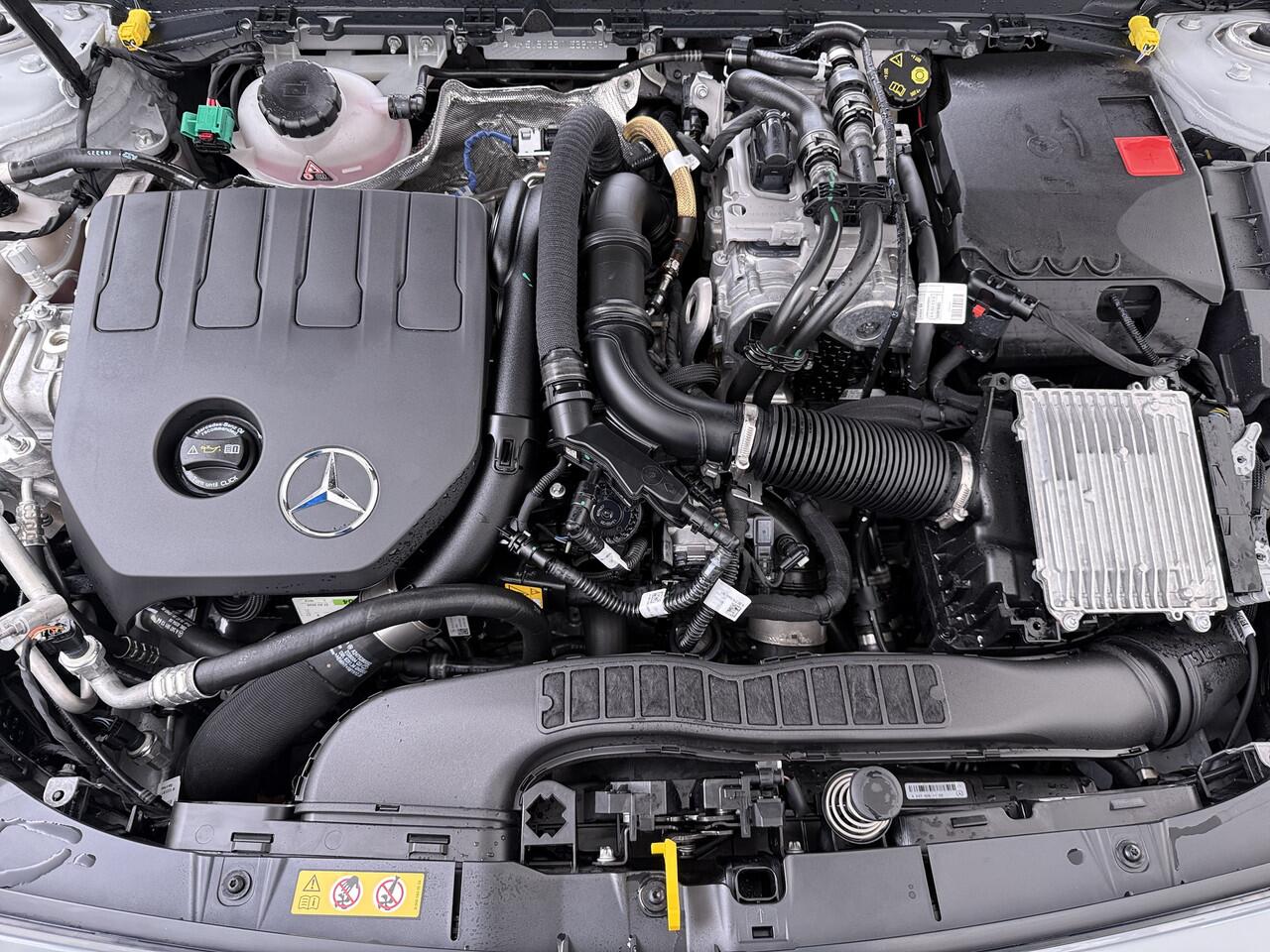 Mercedes-Benz CLA-KLASSE 250 e AMG line | Alpinegrijs Pano HUD Memory 360 Camera