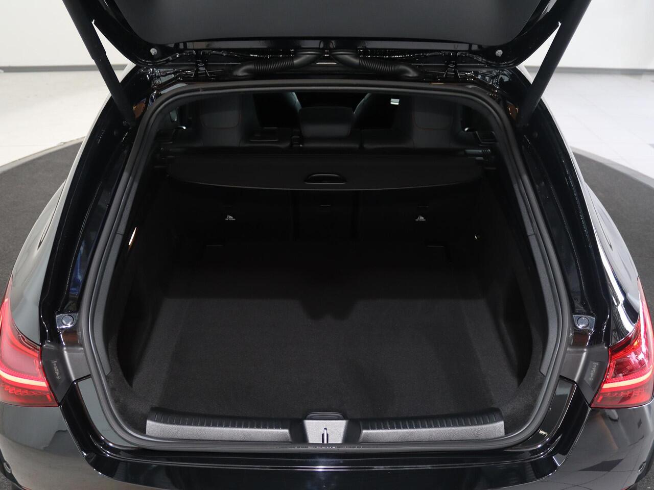 Mercedes-Benz CLA-KLASSE Shooting Brake 180 Business Solution AMG | Panoramaschuifdak | Head-up display | Trekhaak | 360° camera | Dodehoekassistent | MULTIBEAM LED koplampen |