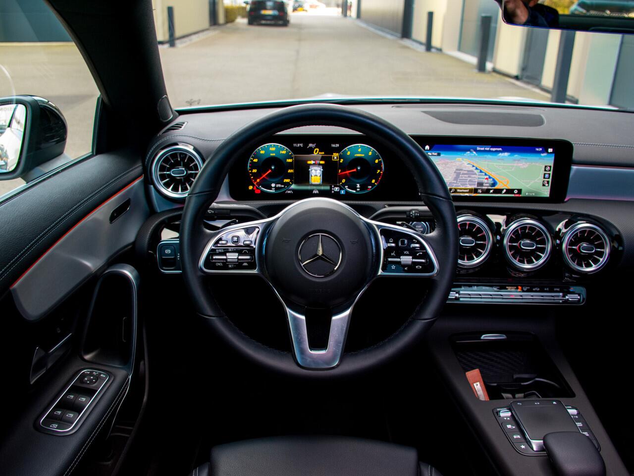 Mercedes-Benz CLA-KLASSE 180 AMG Line | Pano | Adaptieve Cruise | Camera