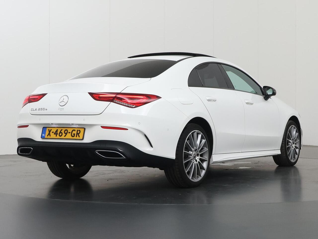 Mercedes-Benz CLA-KLASSE 250 e AMG Line | Panoramadak | Night | Stoelverwarming | Sfeerverlichting | Widescreen |