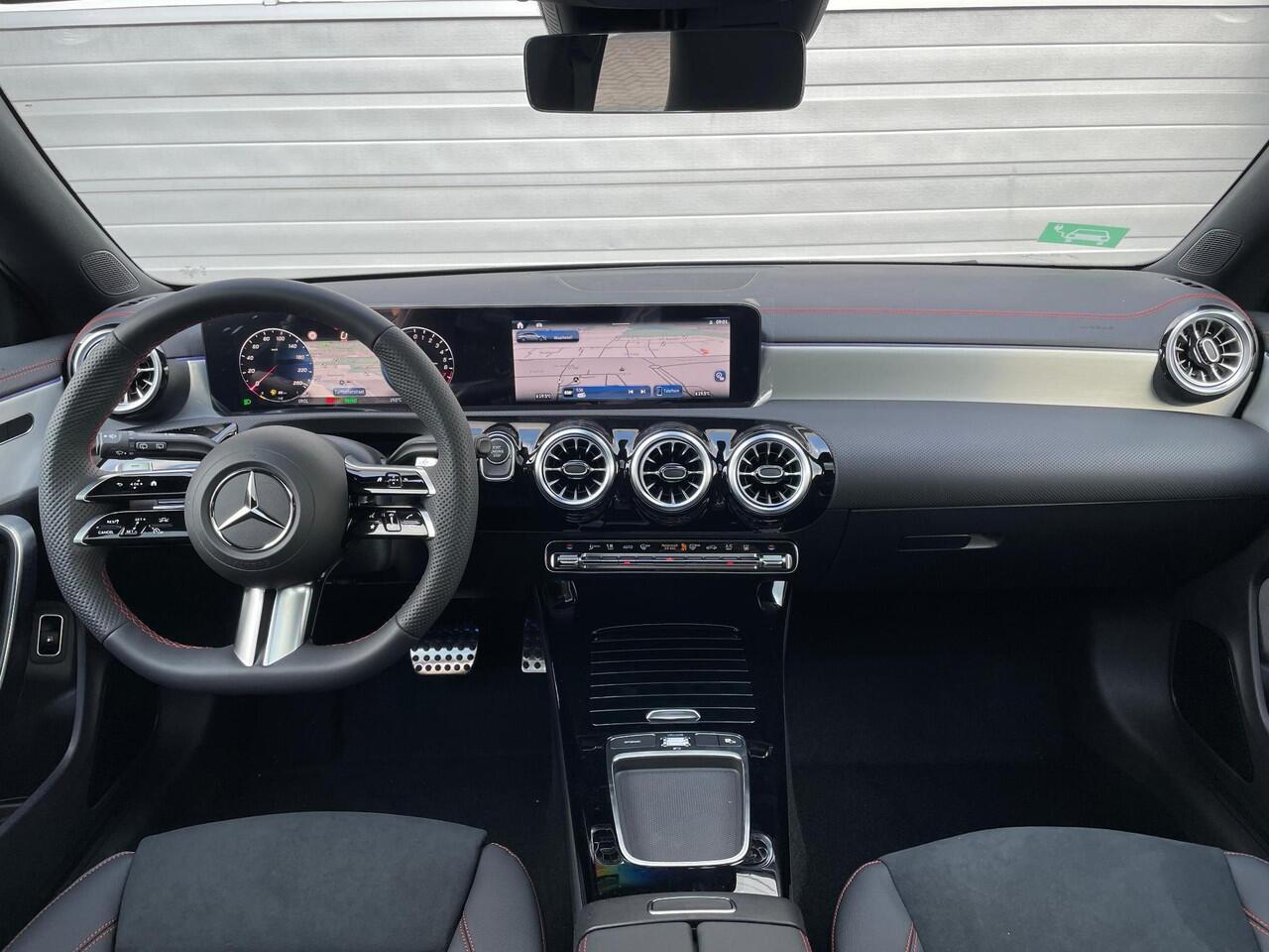 Mercedes-Benz CLA-KLASSE Shooting Brake 250 e AMG Line | Premium Pakket | Night Pakket | Panoramadak | MULTIBEAM LED Koplampen | Dodehoekassistent | Advanced Sound System | Sfeerverlichting