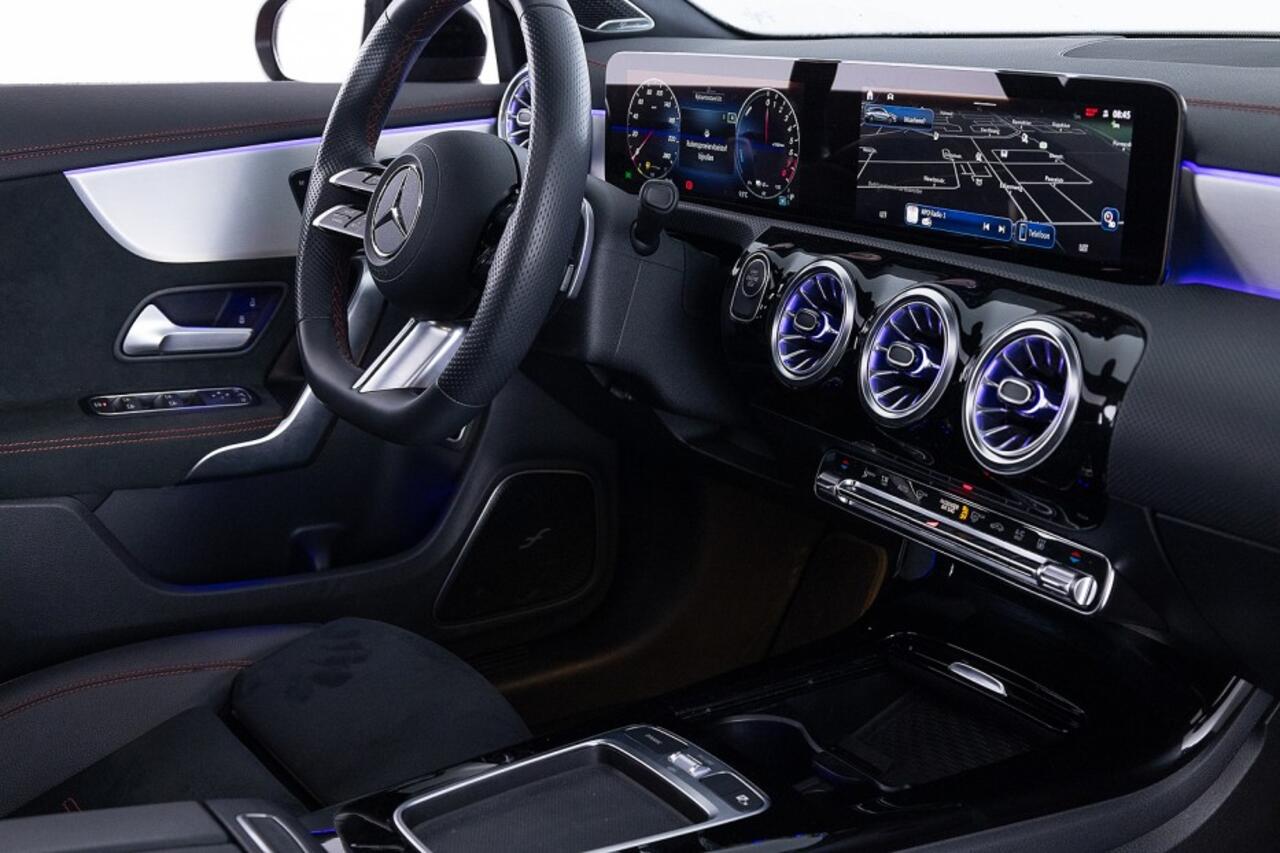 Mercedes-Benz CLA-KLASSE 250 Shooting Brake e AMG Line | PANORAMADAK | LED | SFEER ? 1e Eigenaar