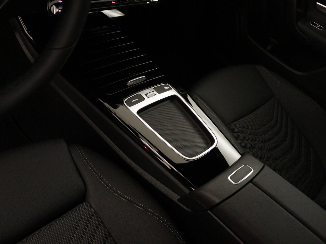 Mercedes-Benz CLA-KLASSE 180 Star Edition | Dodehoekassistent | Parkeerpakket met achteruitrijcamera | KEYLESS GO | USB pakket plus | Verwarmde stoelen vooraan | Spiegelpakket |