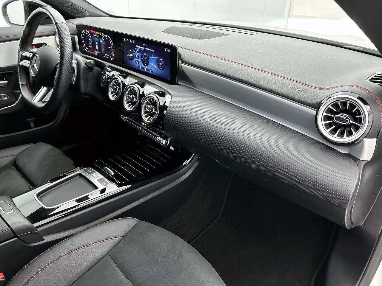 Mercedes-Benz CLA-KLASSE Shooting Brake 250 e AMG Plug-In Hybride AMG Line | Night Pakket | Trekhaak | Sfeerverlichting | Ledkoplampen | Achteruitrijcamera | KeyLess-Go. Inclusief 24 maanden MB Certified garantie voor Europa.