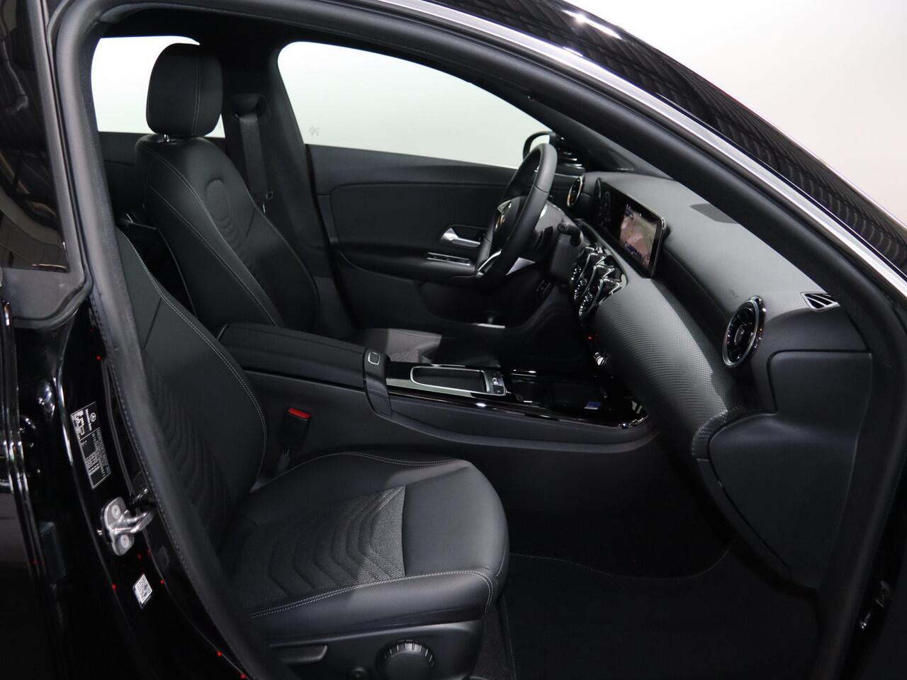 Mercedes-Benz CLA-KLASSE Shooting Brake 180 Star Edition LIMITED | Stoelverwarming | Achteruitrijcamera | LED koplampen | MBUX |