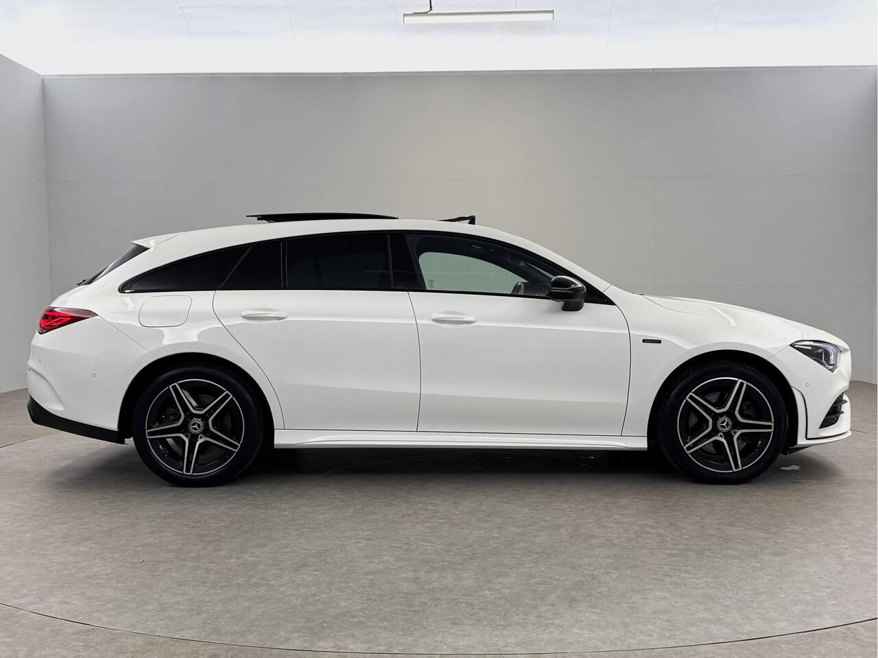 Mercedes-Benz CLA-KLASSE Shooting brake 250 e AMG Night | SOH 97% | Pano | Sfeerverl. | Burmester | Virtual | Camera | Trekh. | Carplay | Adaptive Cruise