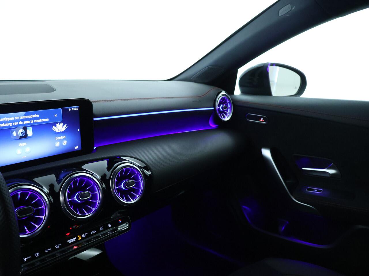 Mercedes-Benz CLA-KLASSE 250 e Star Edition AMG Line | Keyless GO | Sfeerverlichting | Dode Hoek Ass | Stoelverwarming | Parkeerpakket met Camera | Car Play | Inclusief 24 maanden Mercedes-Benz Certified garantie voor Europa.