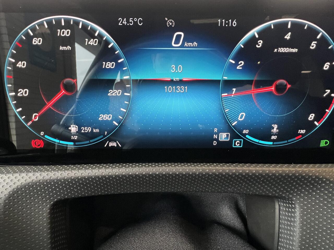 Mercedes-Benz CLA-KLASSE Shooting Brake 200 Business Solution Luxury | Navigatie | LM Velgen 17" | Elektrisch Glazen Panoramadak | Voorstoelen Verwarmd | Cruise Control | Airco |