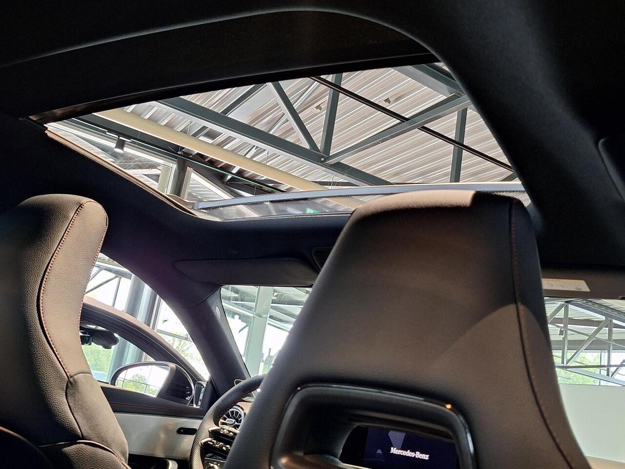 Mercedes-Benz CLA-KLASSE 200 AMG Line | Premium Pakket | Night Pakket | Winter Pakket | Panoramadak | Trekhaak | Burmester Surround Sound | MULTIBEAM LED Koplampen | Dodehoekassistent |