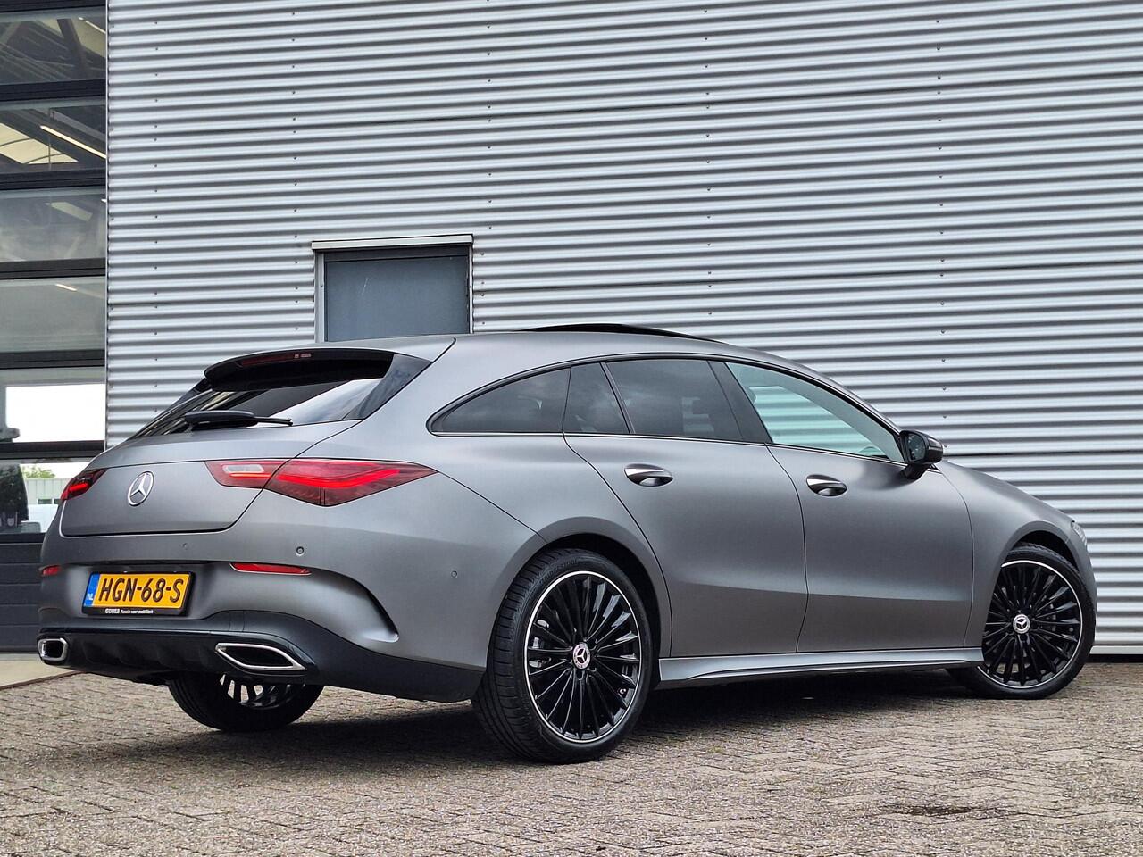 Mercedes-Benz CLA-KLASSE Shooting Brake 180 AMG | Matgrijs | Nightpakket | Panoramadak | Dodehoekassistent | Apple CarPlay | Android Auto | Sfeerverlichting | Stoelverwarming | Achteruitrijcamera | Elektrisch Inklapbare Buitenspiegels