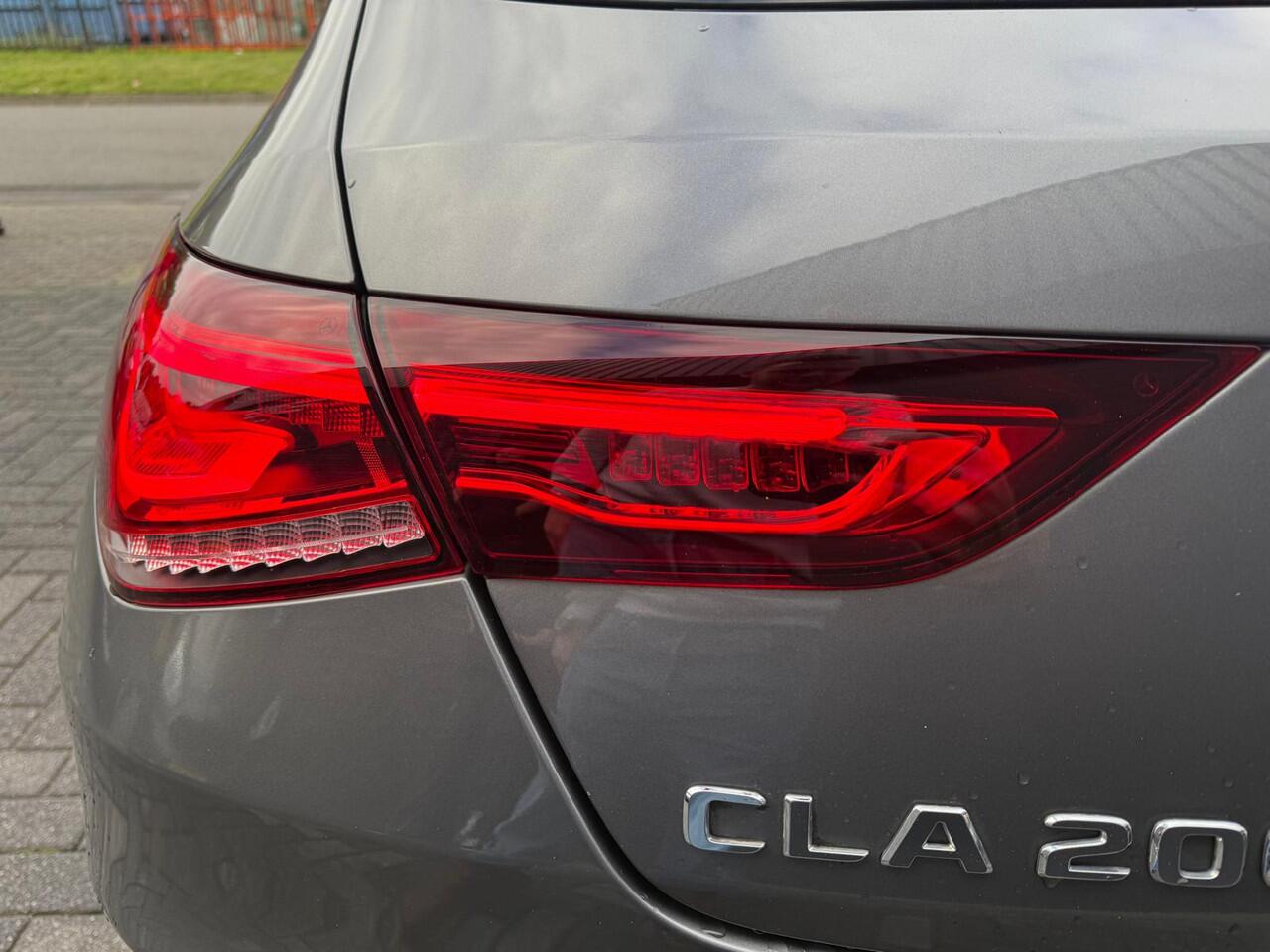 Mercedes-Benz CLA-KLASSE Shooting Brake 200 Premium Plus | 1E EIGENAAR | 12MND GARANTIE | ORANGE EDITION | PANO | CARPLAY | SFEERVERLICHTING | DASHCAM | AUTOMAAT | LED | AFSTANDSPILOT PLUS |