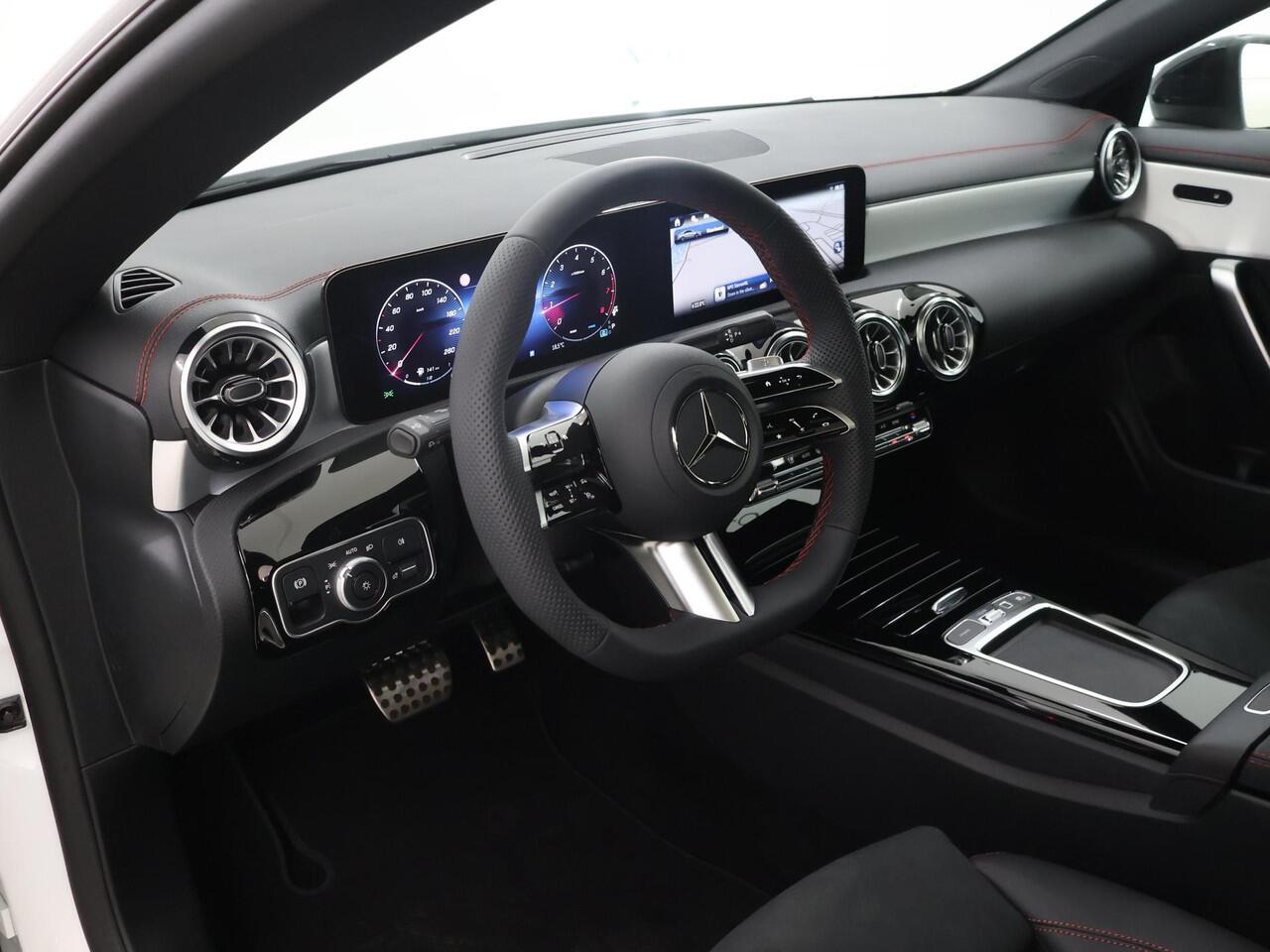 Mercedes-Benz CLA-KLASSE 180 AMG Line | Panoramadak | Sfeerverlichting | Nightpakket | Stoelverwarming | Multimedia Systeem Groot |