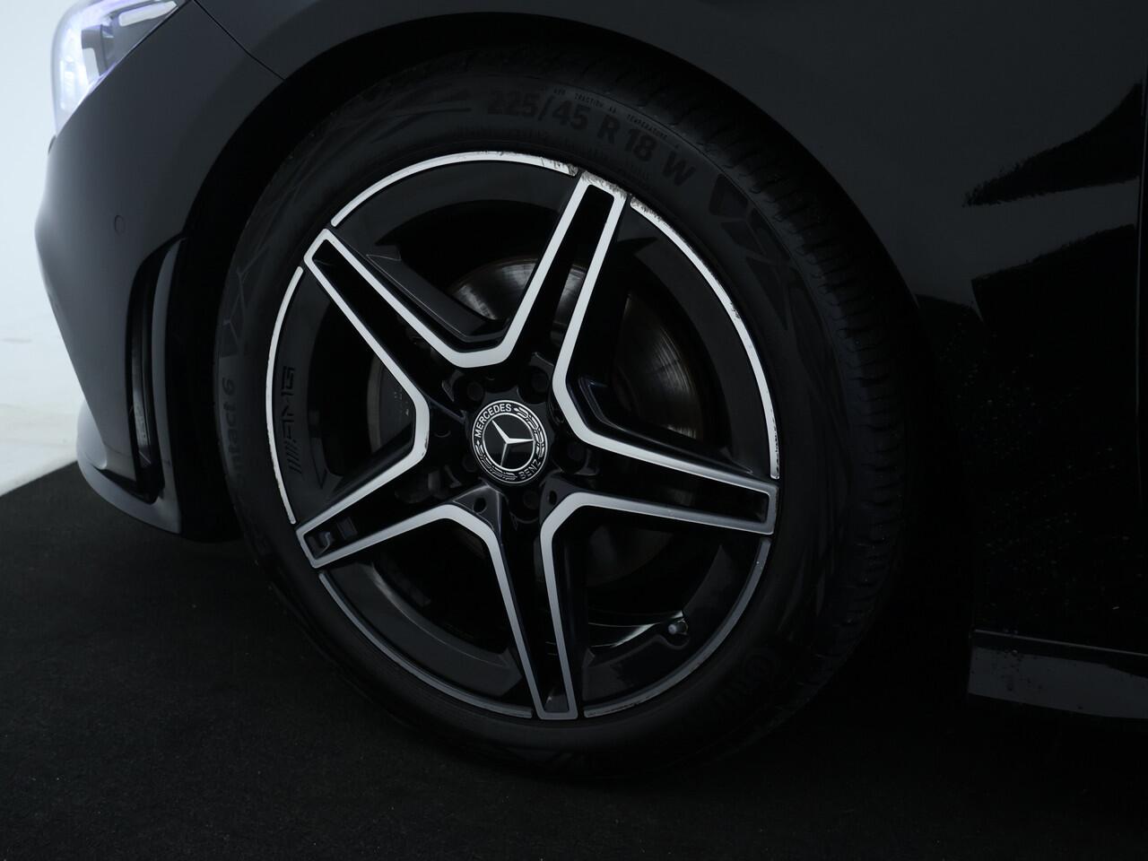 Mercedes-Benz CLA-KLASSE 180 AMG Nightpakket | Panoramadak | Sfeerverlichting | Memory | Keyless Go | Augmented Reality | Inclusief 24 maanden Mercedes-Benz Certified garantie voor Europa