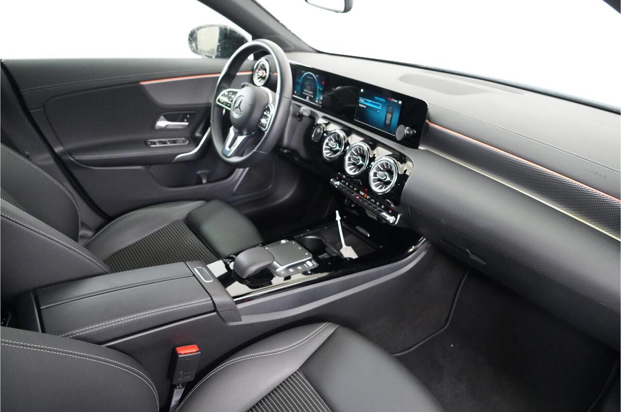 Mercedes-Benz CLA-KLASSE Shooting Brake 250 e Night 218 pk PHEV | Trekhaak | Camera | Sfeerverlichting | Apple/Android |