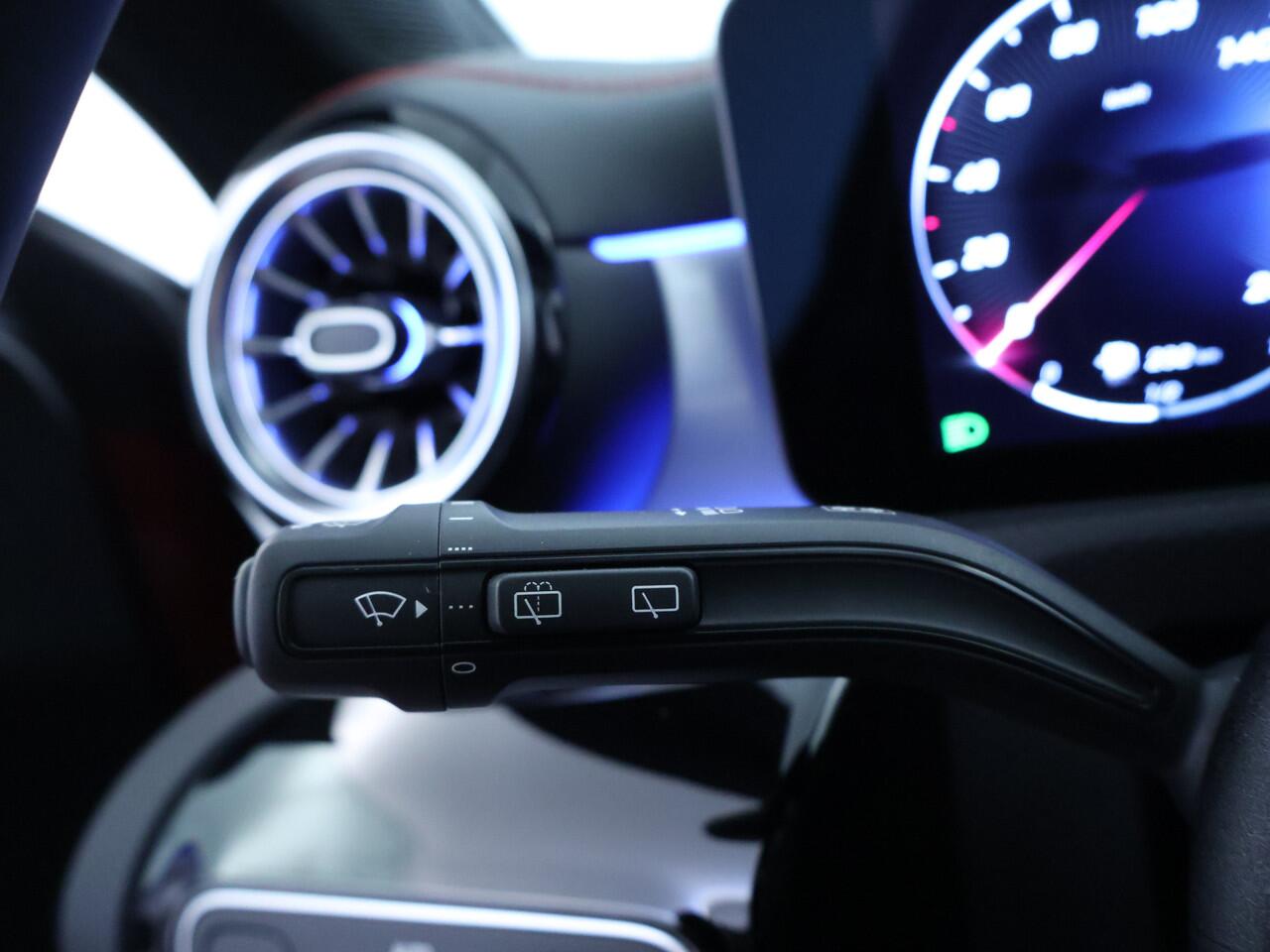 Mercedes-Benz CLA-KLASSE Shooting Brake 250 e AMG Plug-In Hybride | AMG Line | NIght Pakket | Panoramadak | Trekhaak | Multi beam Koplampen | 11kW Laden | Stuur en Stoelverwarming. Inclusief 24 maanden MB Certified garantie voor Europa.