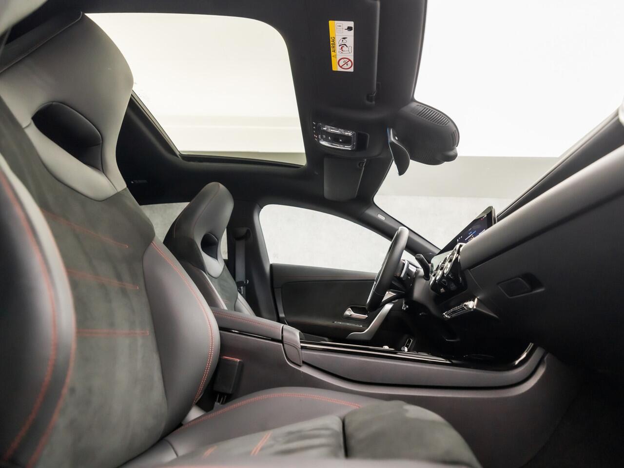 Mercedes-Benz CLA-KLASSE Shooting Brake 250 e AMG Sport 218Pk Automaat (FACELIFT, SCHUIFDAK, MEMORY SEATS, HEAD-UP DISPLAY, 360 CAMERA, STUUR/STOELVERWARMING, BURMESTER, LEDER/ALCANTARA, ADAPTIVE CRUISE, NIEUWSTAAT)