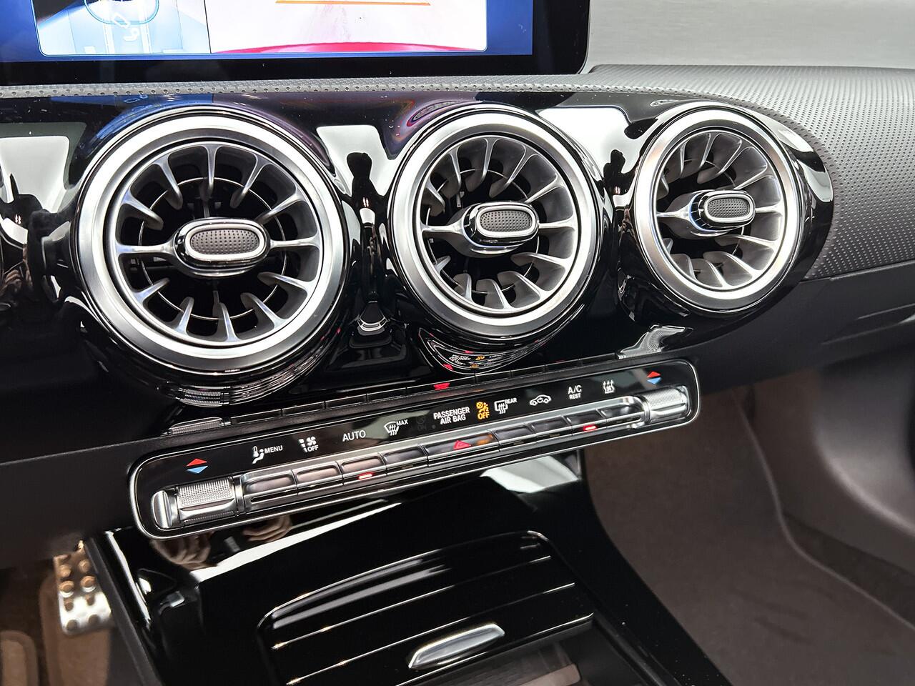 Mercedes-Benz CLA-KLASSE 250 e Business Solution AMG | AMG Line Plus pakket | Trekhaak | Panoramaschuifdak | Memorypakket Voorstoelen | Antidiefstalpakket GUARD 360° Plus | Nightpakket | 360° camera | Head-up display |