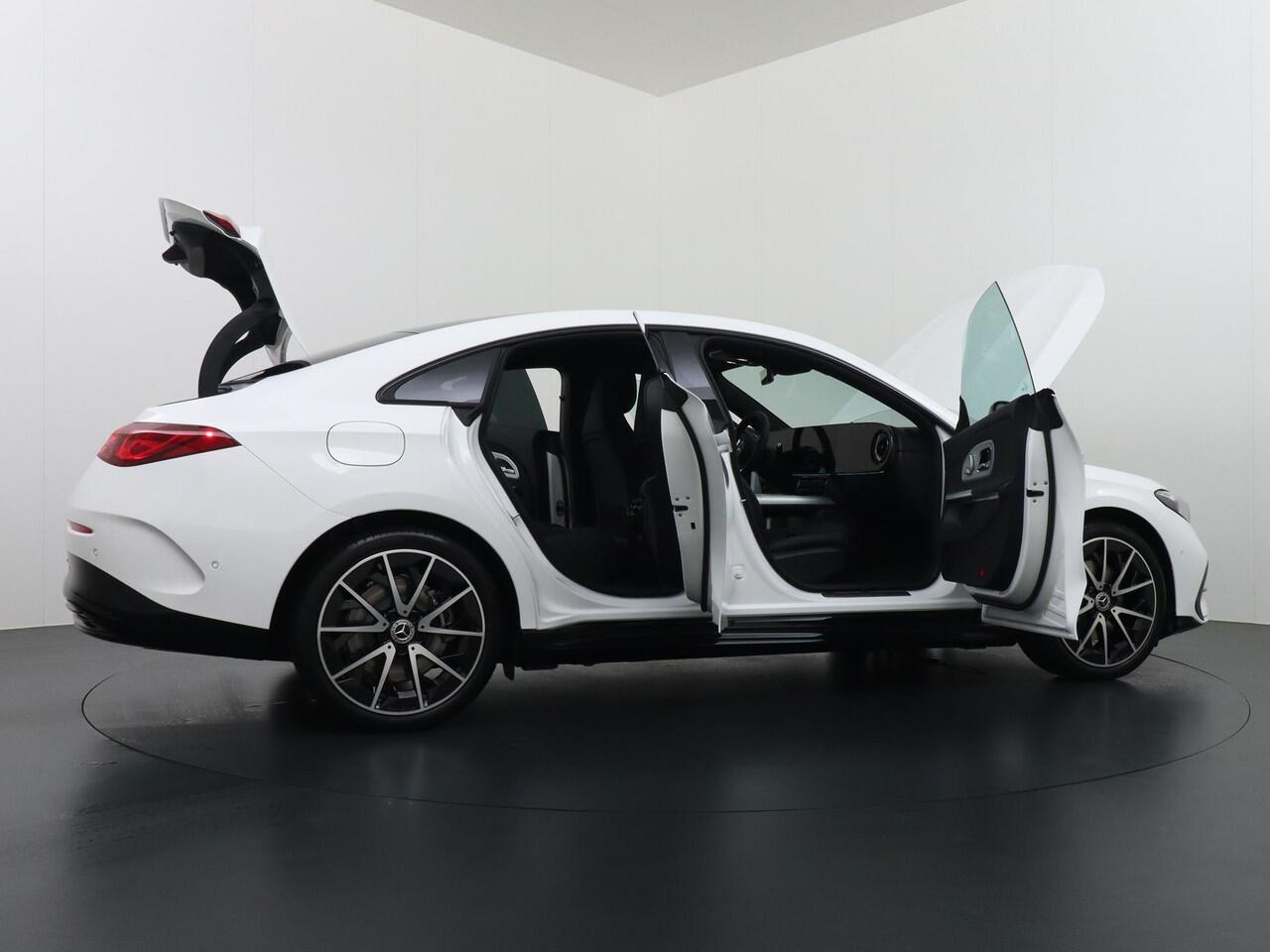 Mercedes-Benz CLA-KLASSE 250+ Launch Edition 85 kWh Accu | Trekhaak Wegklapbaar | Memorystoelen | Warmtepomp | Multibeam Led | Stoelverwarming Voorin | Distronic Cruise Control | Achteruitrijcamera | Nightpakket | Dodehoekassistent