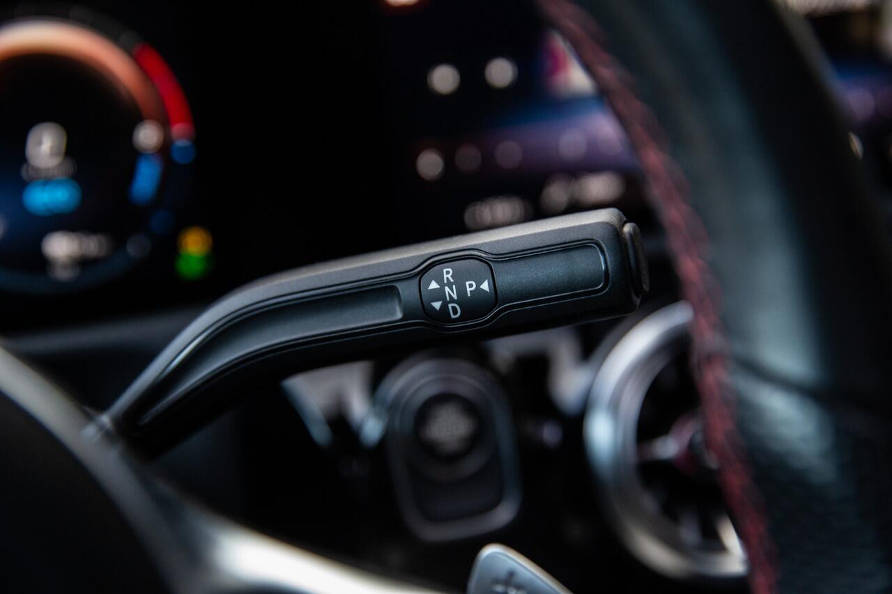 Mercedes-Benz CLA-KLASSE Shooting Brake 250 e Premium Plus , AMG, Panoramadak, Trekhaak, Sfeerverlichting,