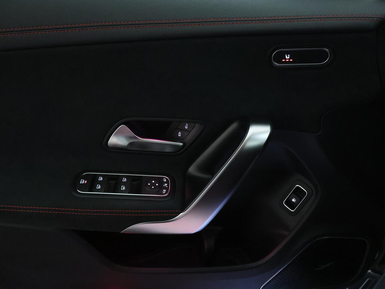 Mercedes-Benz CLA-KLASSE 250e Plug-In Hybride AMG | Panoramadak | Burmester® | Stuur en Stoelverwarming | Keyless Go | Dode Hoek Ass | Sfeerverlichting | Inclusief 24 maanden Mercedes-Benz Certified garantie voor Europa.