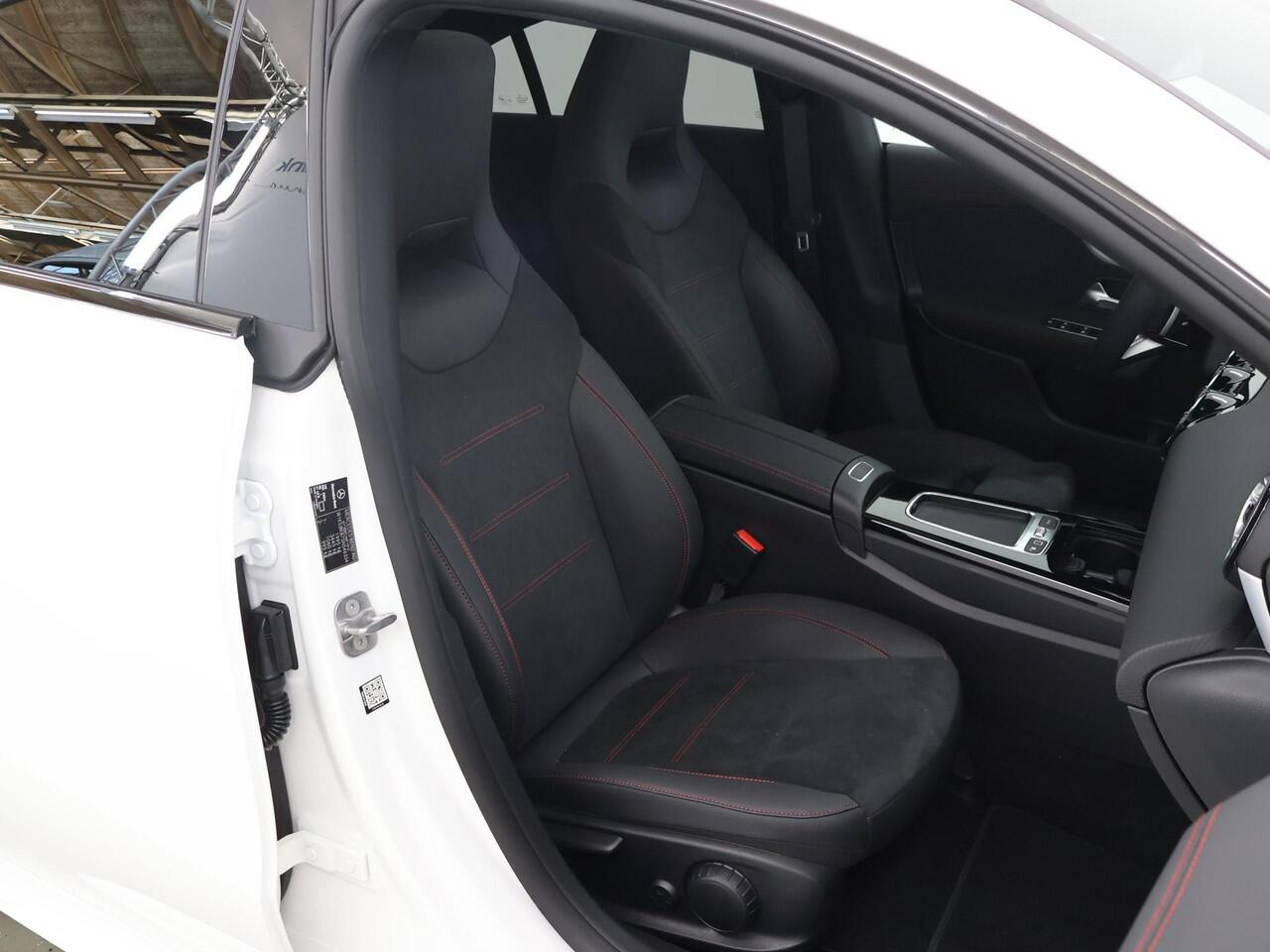 Mercedes-Benz CLA-KLASSE 180 AMG Line | Panoramadak | Sfeerverlichting | Nightpakket | Stoelverwarming | Multimedia Systeem Groot |