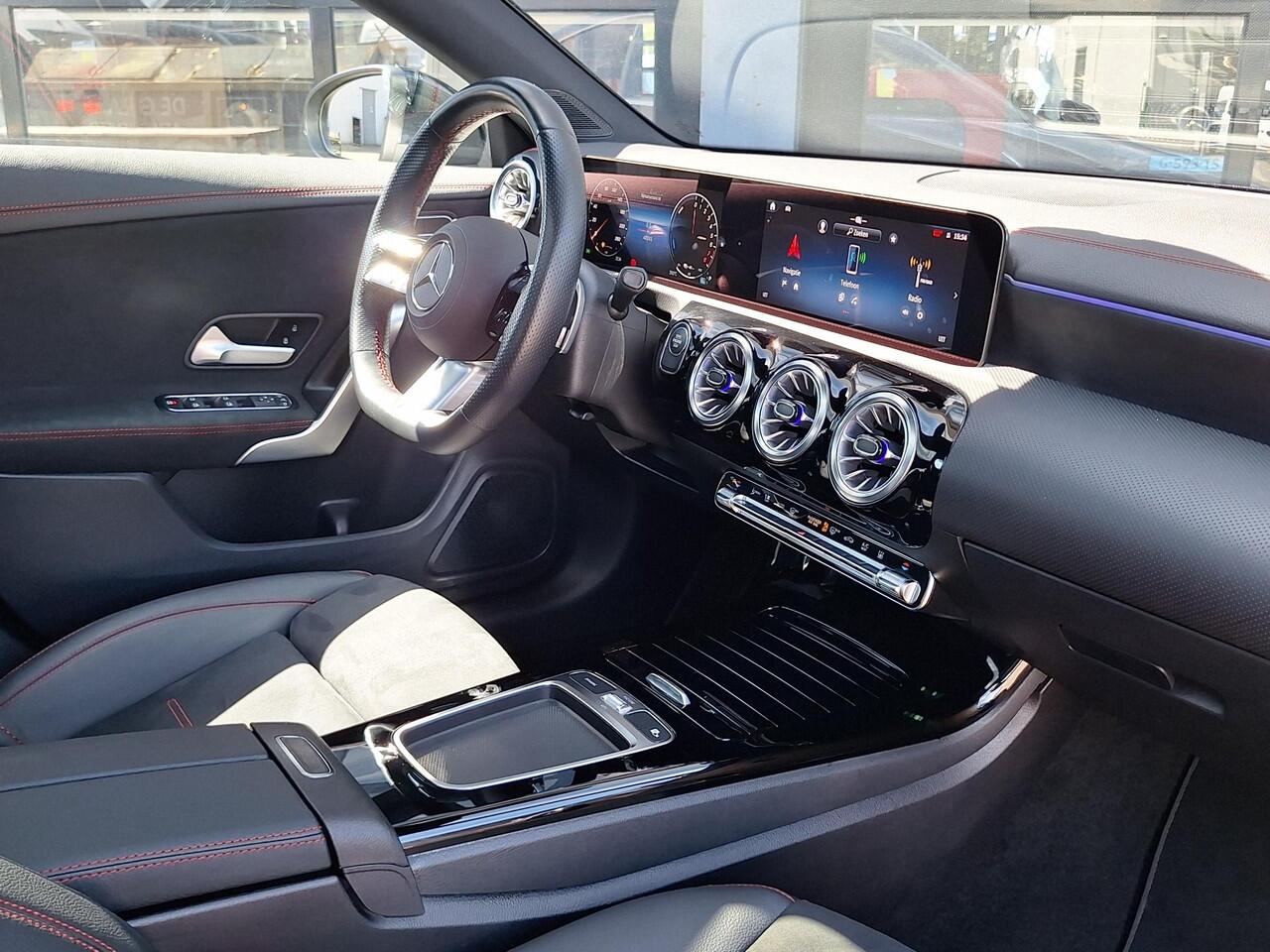 Mercedes-Benz CLA-KLASSE 250 e Star Edition AMG Line | Panoramadak | Multibeam LED | Achteruitrijcamera | Keyless-GO