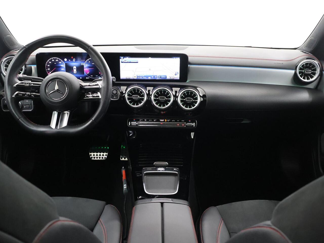 Mercedes-Benz CLA-KLASSE 180 AMG Line | Panoramadak| Night | Parkeercamera | 19" lichtmetalen velgen | Stoelverwarming | Keyless Go |