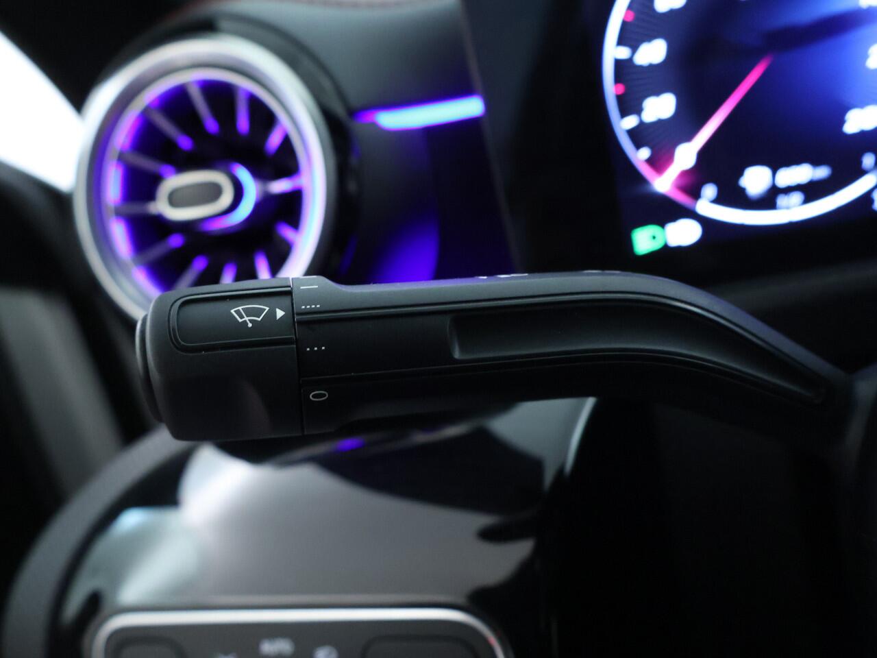 Mercedes-Benz CLA-KLASSE 180 AMG Nightpakket | Panoramadak | Dode Hoek Ass | Keyless Go | Sfeerverlichting | Alarm | Stoelverwarming | Inclusief 24 maanden Mercedes-Benz Certified garantie voor Europa.