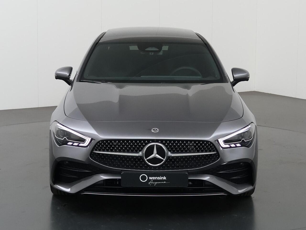 Mercedes-Benz CLA-KLASSE 180 Business Solution AMG | Nieuwprijs ¤ 60.345,= | Panoramaschuifdak | Premium Plus-pakket | Winterpakket | Techniek-pakket | Burmester | Trekhaak | Head-up display |