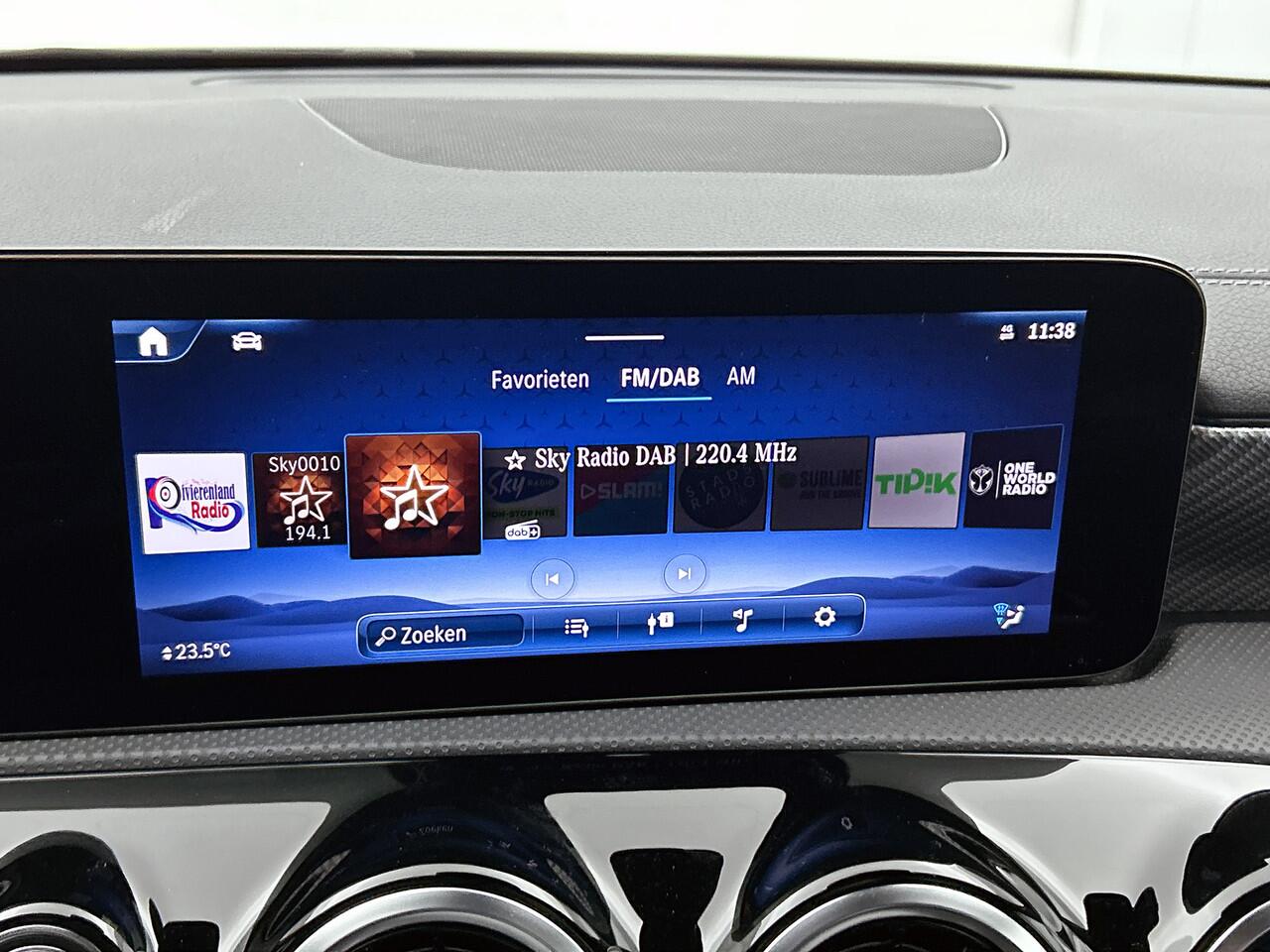 Mercedes-Benz CLA-KLASSE 180 Business Line | Trekhaak | Cruise Control | Stoelverwarming | Inclusief 24 maanden MB Certified garantie voor Europa.