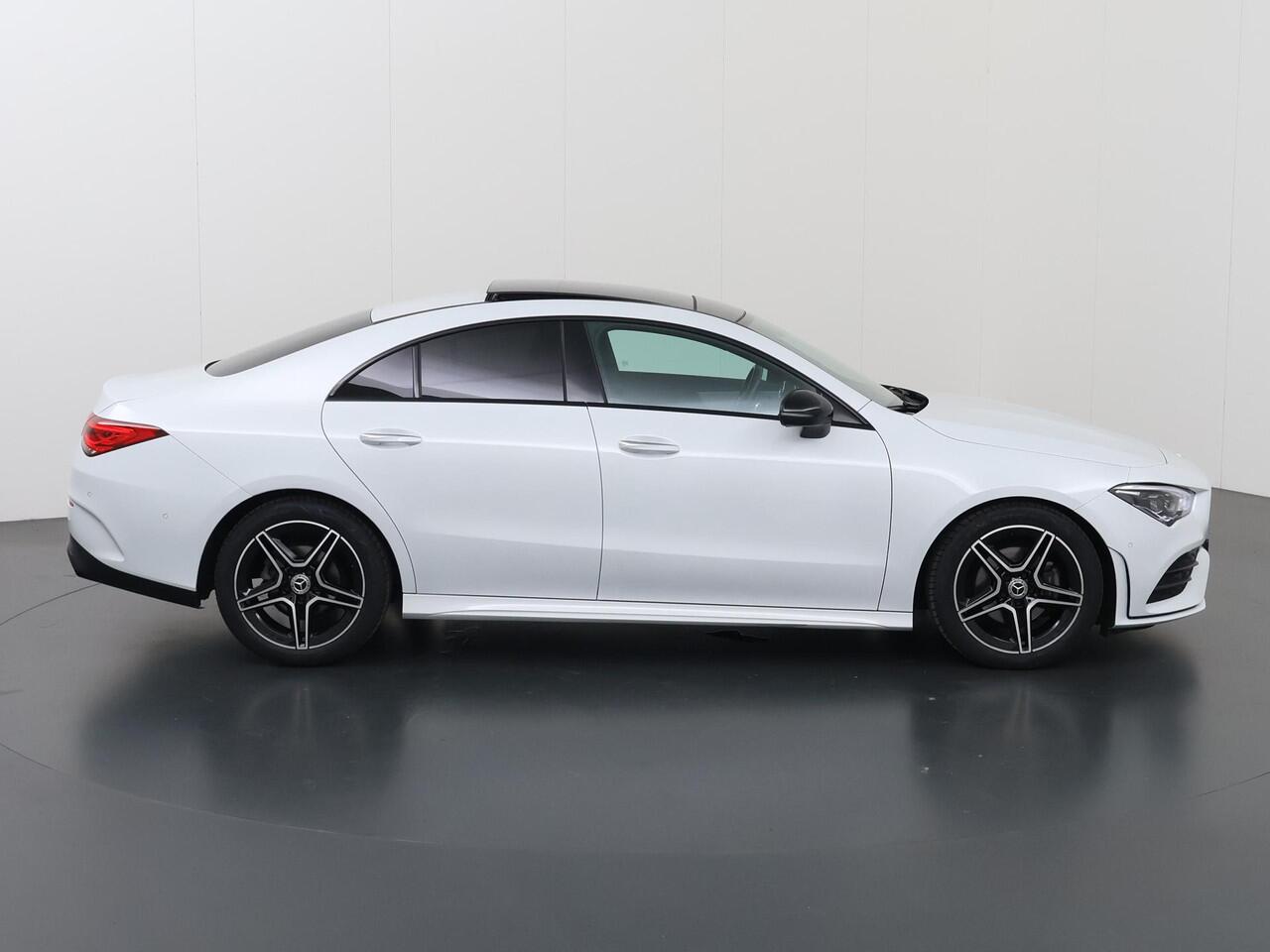 Mercedes-Benz CLA-KLASSE 180 Business Solution AMG | Night | Panoramadak | Multibeam | Stoelverwarming | Sfeerverlichting | Afneembare Trekhaak |