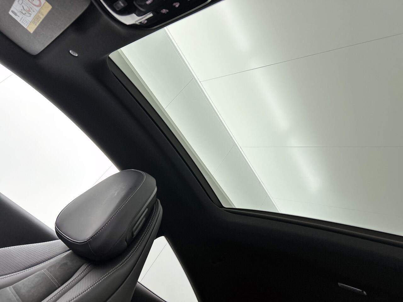 Mercedes-Benz CLE Coupé 300 e AMG Plug-In Hybride AMG Line | Night Pakket | Digiltal Light | Burmester® | Distronic | AMG Spoiler | Stoel en Stuurverwarming. | Sfeerverlichting Inclusief 24 maanden MB Certified garantie voor Europa.