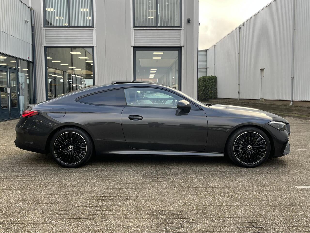 Mercedes-Benz CLE Coupé 200 AMG Line | NL Auto/Voll.Historie/Navi/Leder/Pano.Dak/Sfeerverlichting/Elektr.Wegklapbare Trekhaak/Apple CarPlay-Android Auto