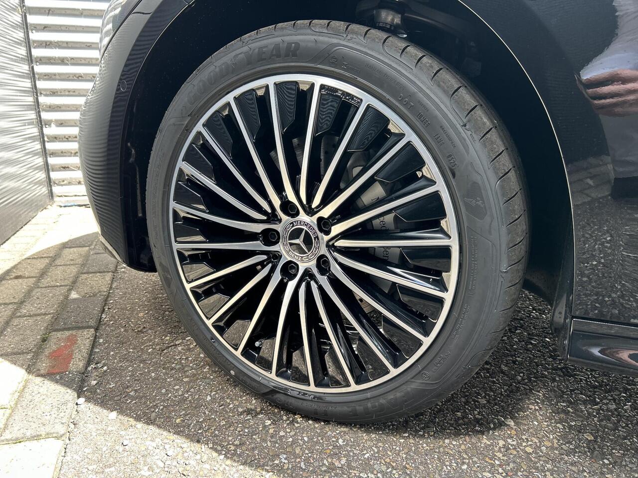 Mercedes-Benz CLE Coupé 300 e AMG Line | Premium Pakket | Night Pakket | Winter Pakket | Panoramadak | 360° Camera | DISTRONIC Afstandsassistent | Dodehoekassistent | Elektrisch Verstelbare Stoelen + Memory | Stuurverwarming | Apple CarPlay | Android Auto