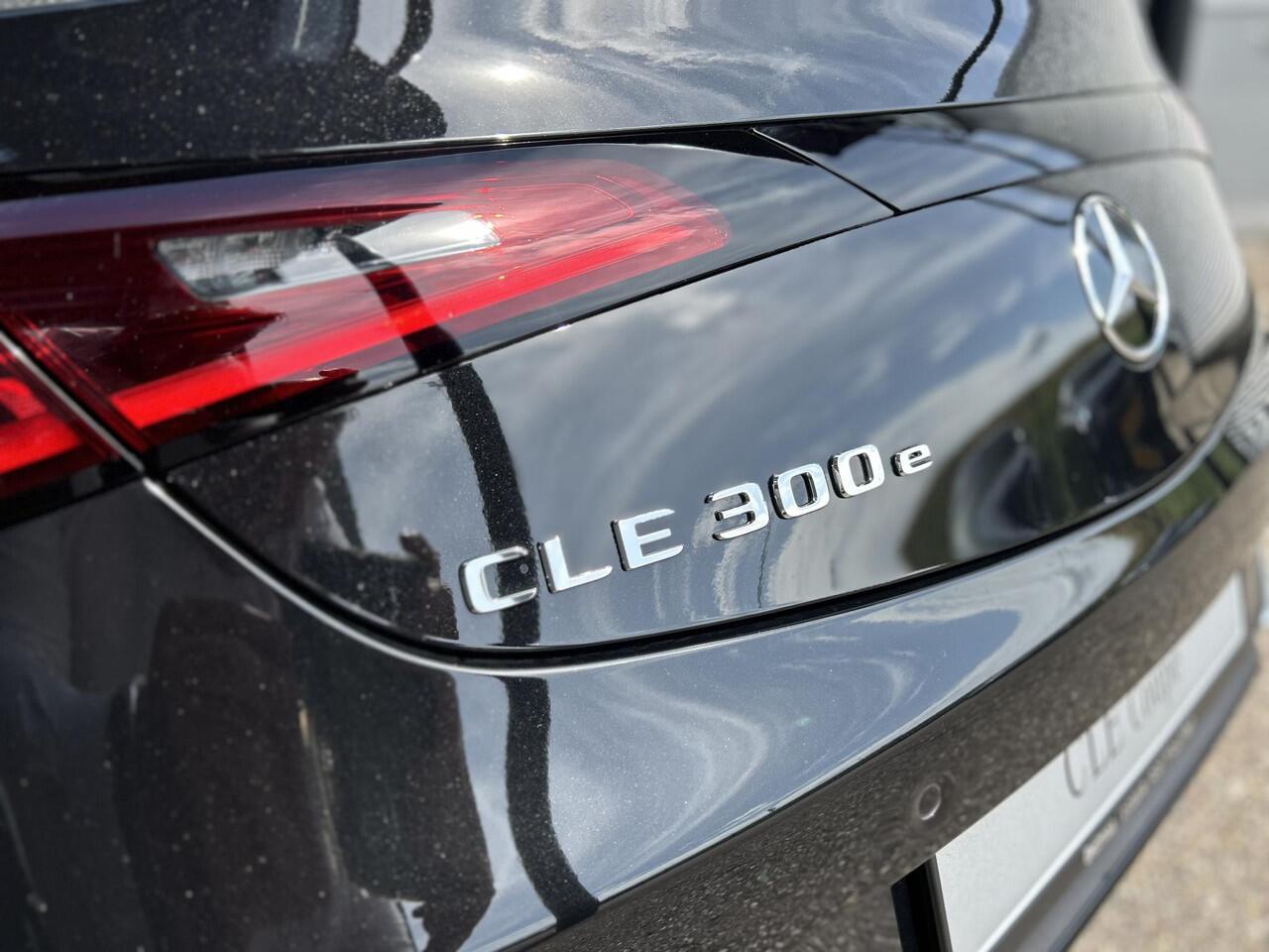 Mercedes-Benz CLE Coupé 300 e AMG Line | Premium Pakket | Night Pakket | Winter Pakket | Panoramadak | 360° Camera | DISTRONIC Afstandsassistent | Dodehoekassistent | Elektrisch Verstelbare Stoelen + Memory | Stuurverwarming | Apple CarPlay | Android Auto