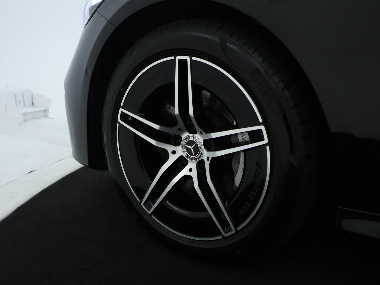 Mercedes-Benz E-KLASSE 300 e 4-MATIC AMG NIghtpack Plug-In Hybride | Panoramadak | Burmester® | Trekhaak | Rijassistentiepakket plus | 360 gr Camera | Memory | Inclusief 24 maanden Mercedes-Benz Certified garantie voor Europa.