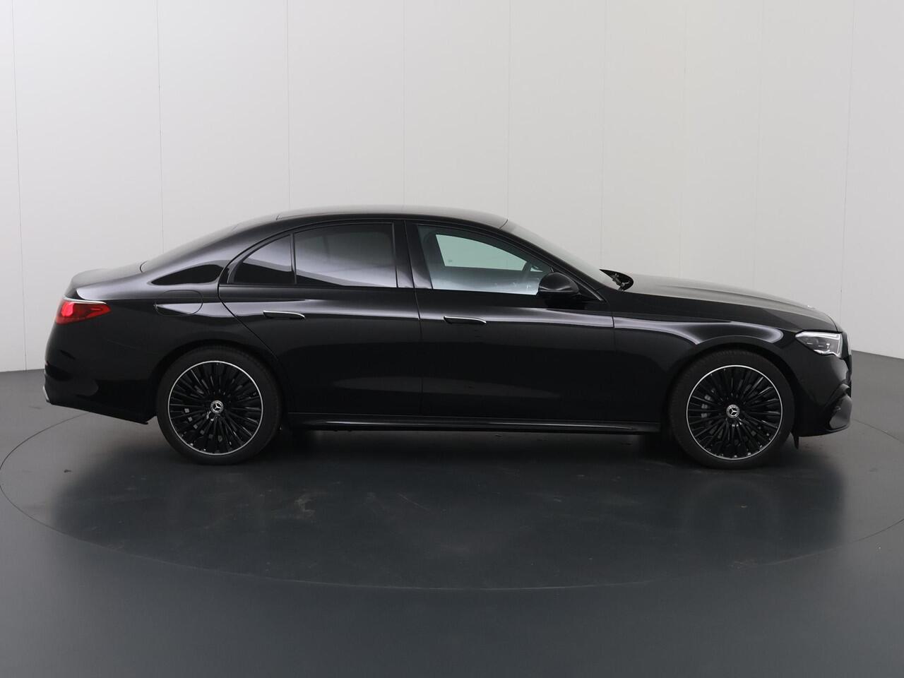 Mercedes-Benz E-KLASSE 300 e AMG Night | Superscreen | Lederen bekleding | Rijassistentiepakket | Burmester | Trekhaak | 360 camera |