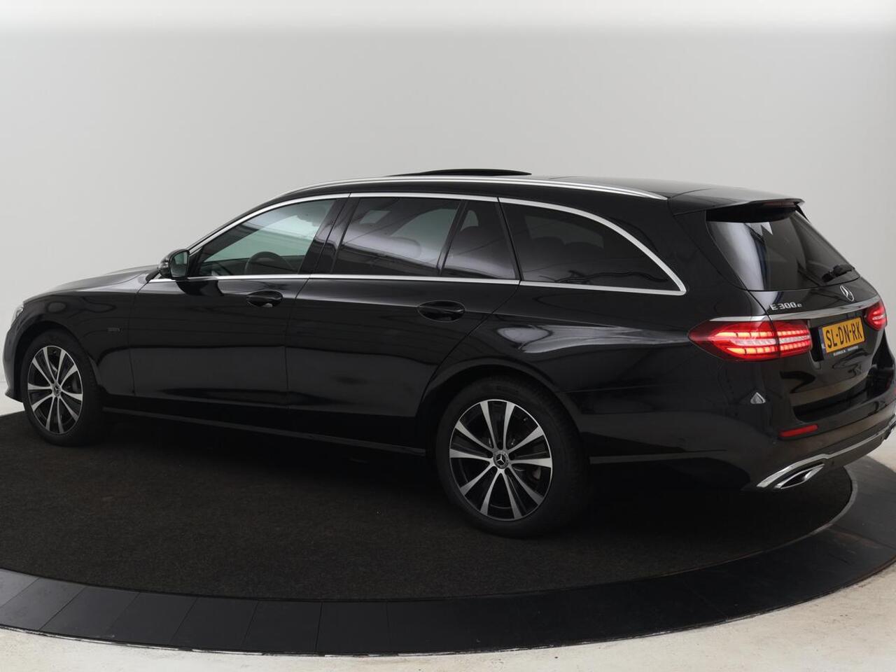 Mercedes-Benz E-KLASSE 300e Avantgarde | Panoramadak | Adaptive cruise | Stoelverwarming | Carplay | Camera | Sfeerverlichting | Navigatie | Widescreen | Half leder | PHEV | Plug In