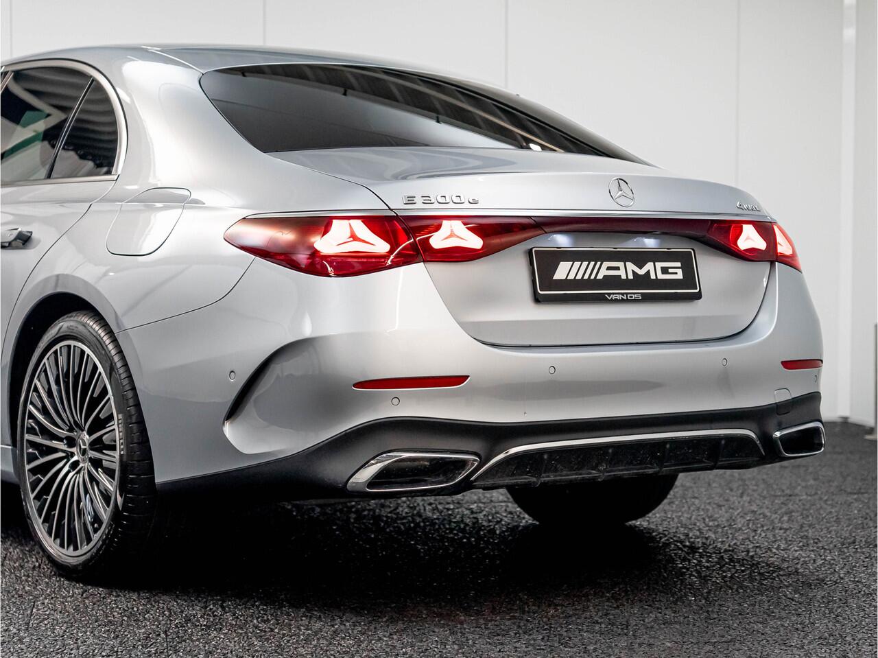 Mercedes-Benz E-KLASSE E 300 e 4MATIC AMG Line | Superscreen | Nappa | Luchtvering | Achterasbesturing