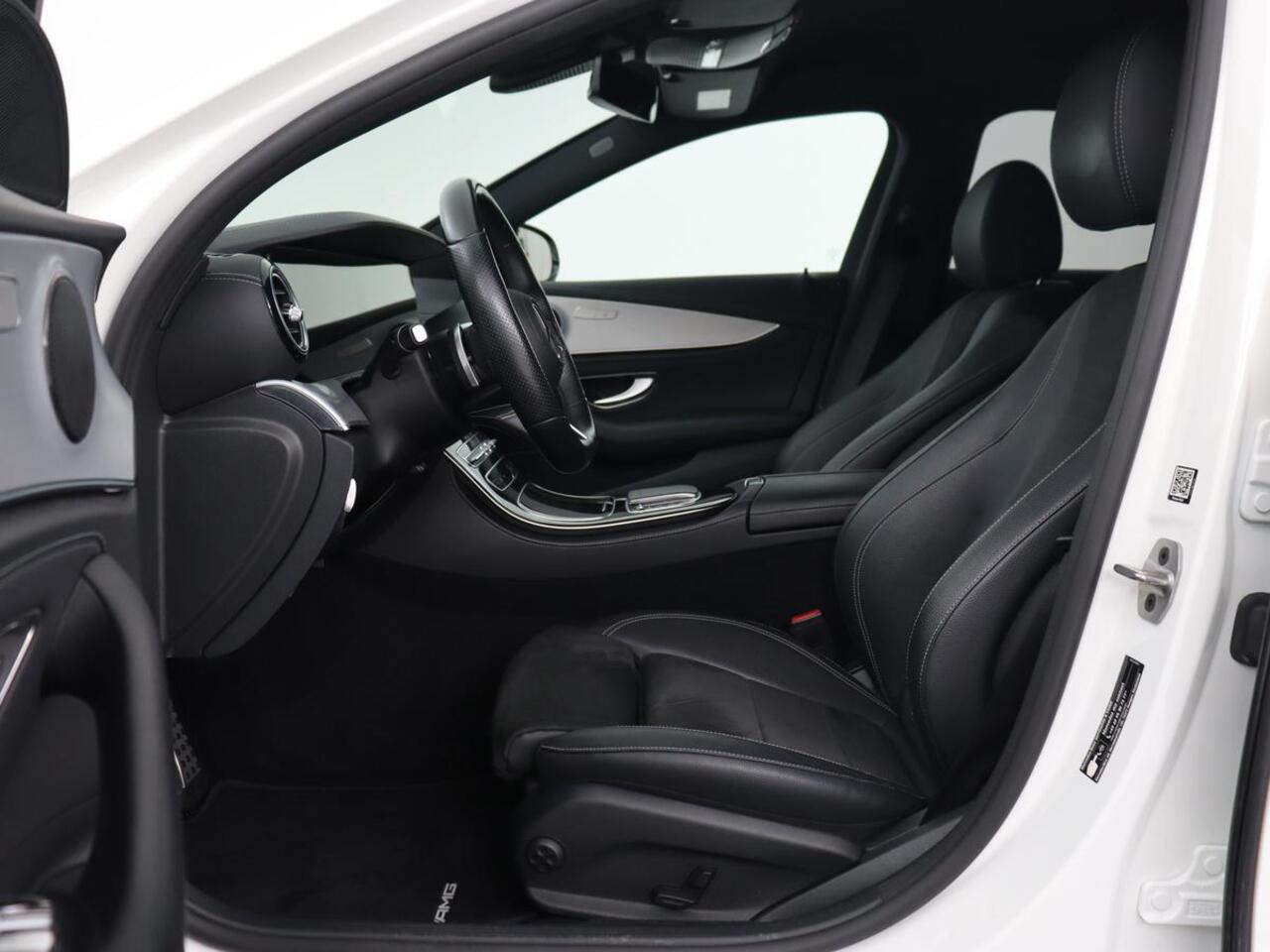 Mercedes-Benz E-KLASSE 300e AMG | Trekhaak | Stoelverwarming | Camera | Carplay | Leder/Alcantara | Navigatie | Widescreen | Full LED | Sfeerverlichting | PHEV | Plug In