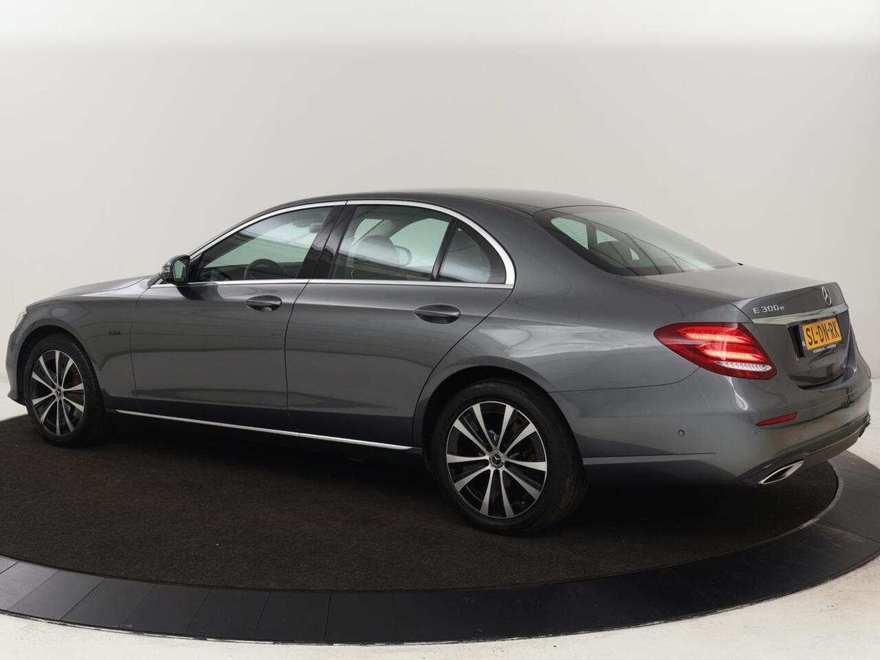 Mercedes-Benz E-KLASSE 300e Avantgarde | Adaptive cruise | Leder | Stoelverwarming | Widescreen | Carplay | Sfeerverlichting | Navigatie | Camera | Park Assist | PHEV | Plug In