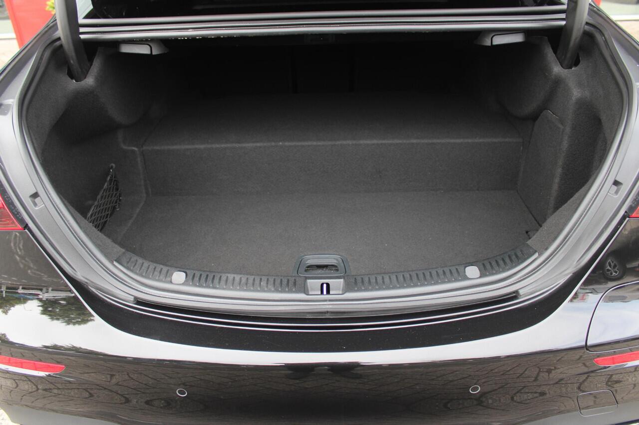 Mercedes-Benz E-KLASSE 300e BUSINESS SOLUTION AMG NIGHT EDITION | AMG-STYLING | LICHTMETALEN VELGEN 19" | 360° CAMERA | | TREKHAAK | MULTIBEAM MATRIX LED KOPLAMPEN | LED ACHTERLICHTEN | ELEKTRISCH VERSTELBARE VOORSTOELEN MET GEHEUGEN FUNCTIE | ALCANTARA / KUNSTLEDEREN BEKLEDIN