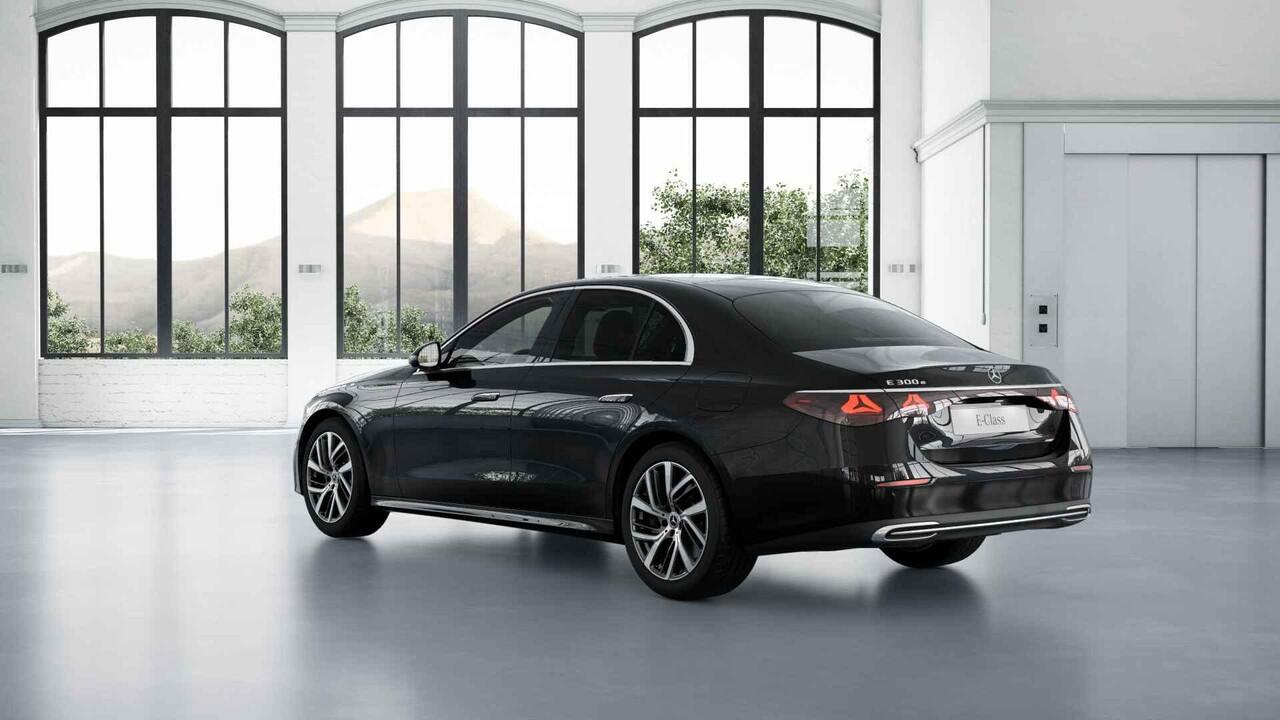 Mercedes-Benz E-KLASSE 300e Luxury Line | Panoramaschuifdak | Stoelventilatie | Head-up display | Burmester | MBUX Superscreen | Rijassistentiepakket |