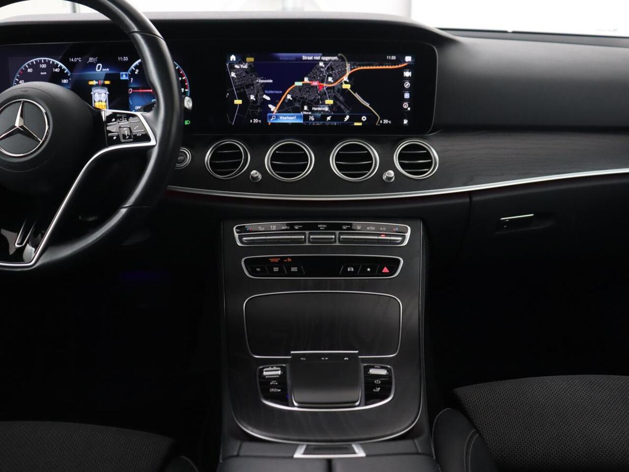 Mercedes-Benz E-KLASSE 300e Avantgarde | Panoramadak | Adaptive cruise | Stoelverwarming | Carplay | Camera | Sfeerverlichting | Navigatie | Widescreen | Half leder | PHEV | Plug In