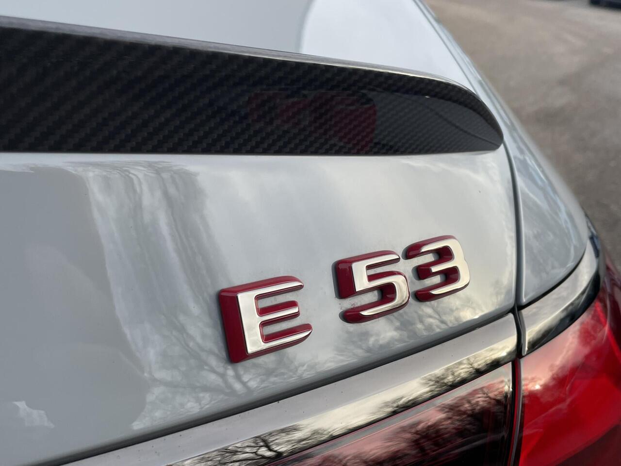 Mercedes-Benz E-KLASSE AMG 53 4MATIC+ Night Edition | Alpine grijs MANUFAKTUR | DIGITAL LIGHT | Panoramadak | AMG carbon exterieur pakket | AMG night pakket | Head-up display | AMG Real Performance Sound